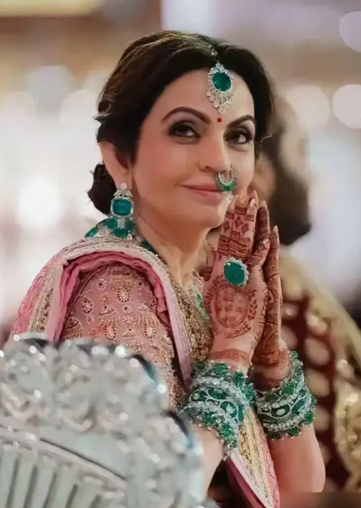 印度首富夫人妮塔年轻时有多美?一张初恋脸,首富为她改吃素食