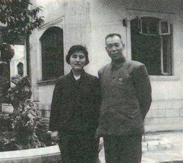 1949年,梁兴初的结婚照,妻子任桂兰高颜值,四个孩子,家庭幸福