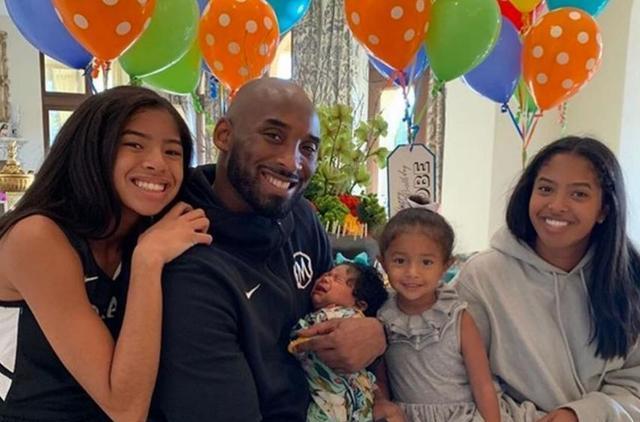 瓦妮莎父亲节悼念科比,带3个女儿到墓地献花,墓碑周围插满风车