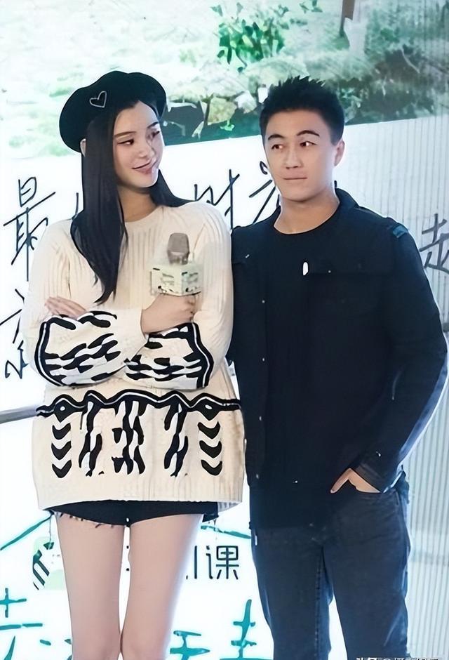 何猷君与奚梦瑶甜蜜亲吻,浪漫瞬间在时代广场上演