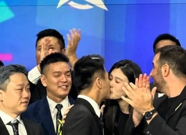 奚梦瑶携何猷君亮相敲钟仪式!甜蜜亲吻惹人羡慕