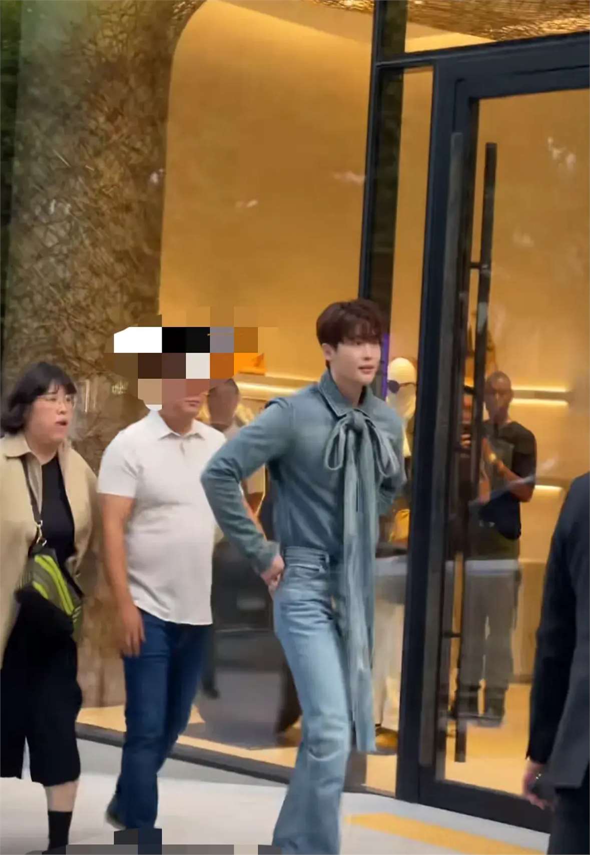 李钟硕最新活动,路透图与精修图胖若两人,粉丝:哥赶快进组吧