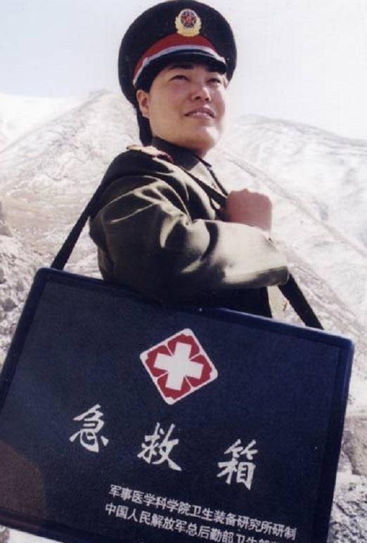 昆仑女神杨丽:独守深山20年,路人供她食物,军车路过也敬礼