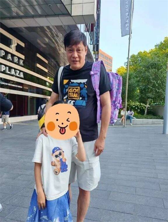 55岁范志毅脚穿拖鞋游英国,妻子身材保持的非常不错!