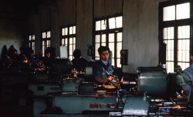 80年代穿丝袜的女工,那个年代是什么样?用图带你看最真实的历史