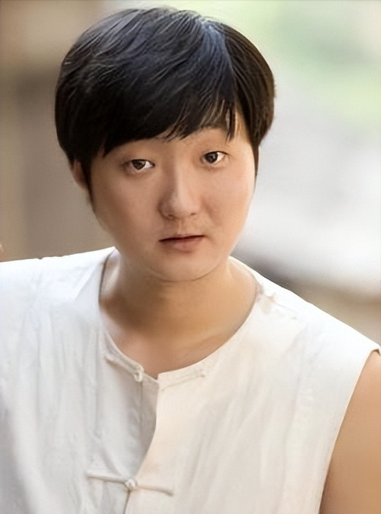 回顾王大治携妻女看房被嘲,头发凌乱毫无形象,妻子近照不如董洁
