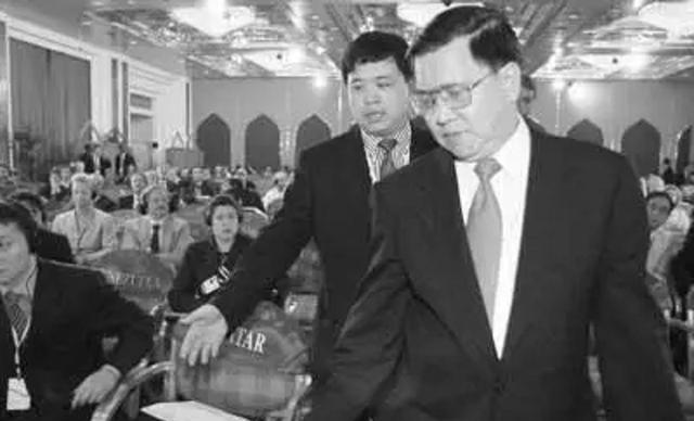 1997年龙永图入世谈判,美方:中国肉只能做狗食,龙永图如何回应