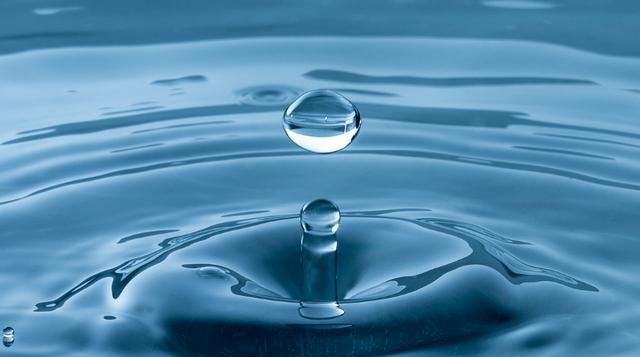 水滴摄影技术和设备:微距摄影,光线控制和稳定性技巧