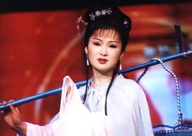 回顾黄梅戏吴亚玲:24岁嫁院长老公,成"五朵金花"中幸福的女人