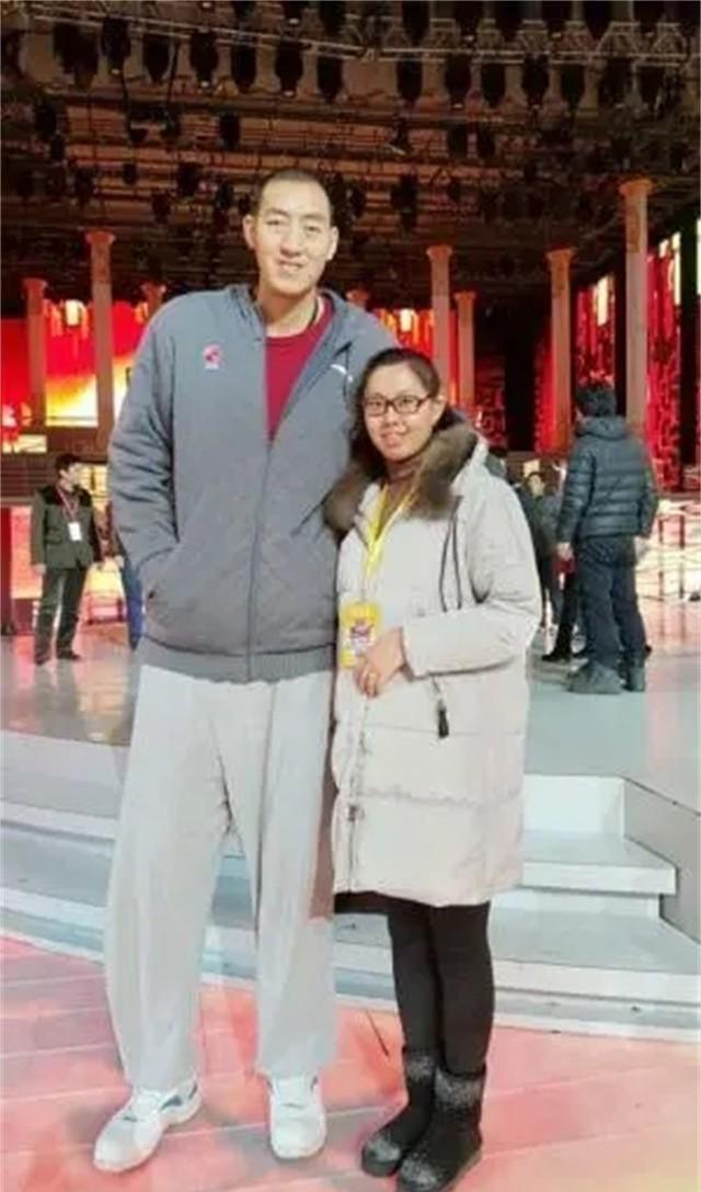 2米36孙明明一家近照,退役转型成功,1米87妻子漂亮,女儿可爱