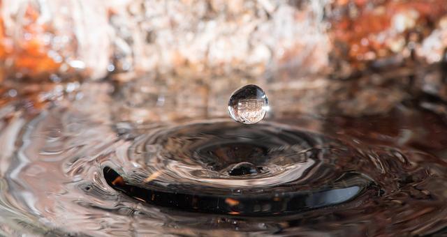 水滴摄影技术和设备:微距摄影,光线控制和稳定性技巧