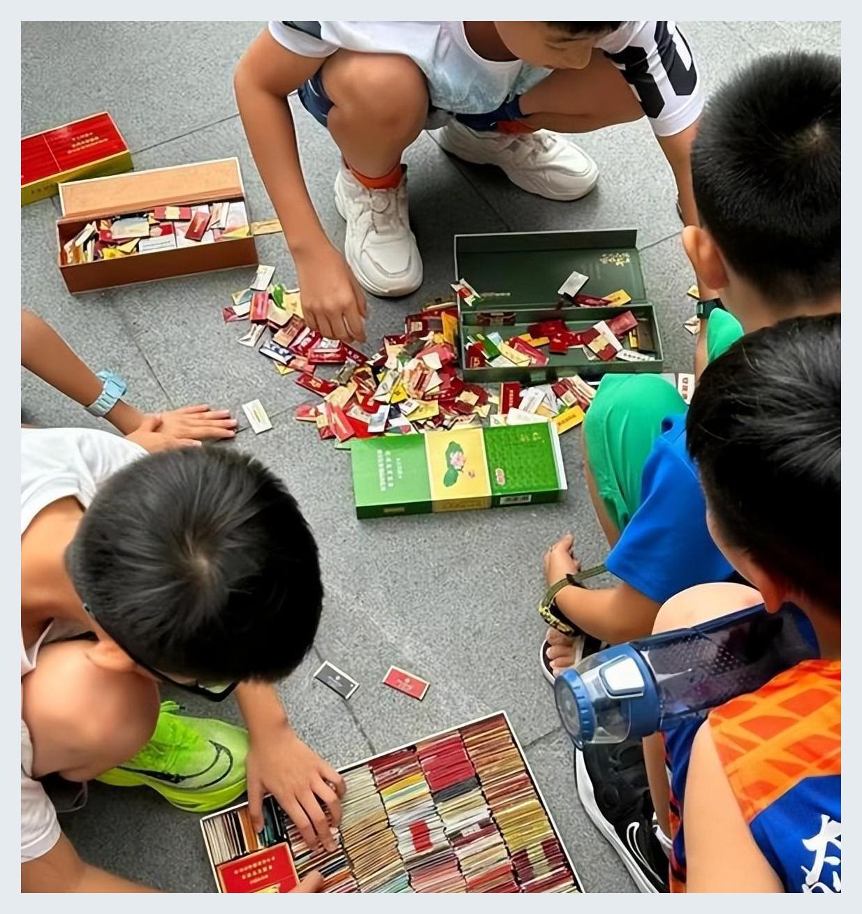 未成年的新型赌博央视评卡牌盲盒乱象小学生半年花10万