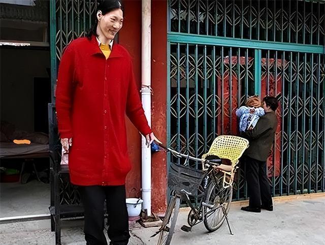 中国女巨人姚德芬图片