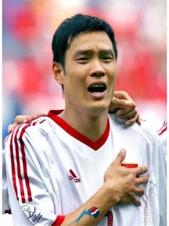 55岁范志毅脚穿拖鞋游英国,妻子身材保持的非常不错!