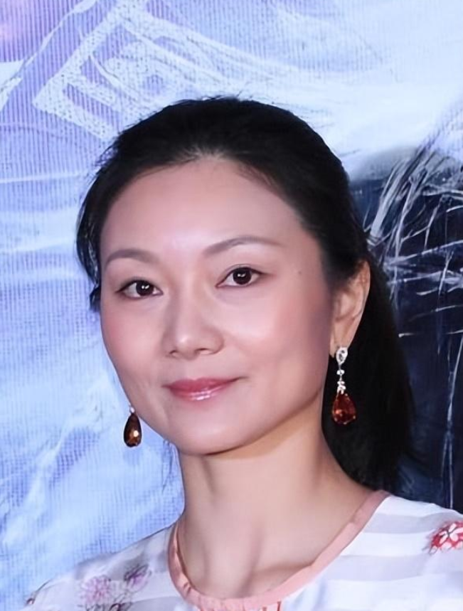 73岁张艺谋的妻子陈婷:生下两男一女,十年后,才等来一纸婚书