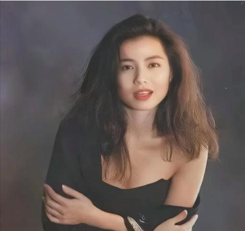 刘德华:19岁人间尤物,守寡17年后风韵犹存