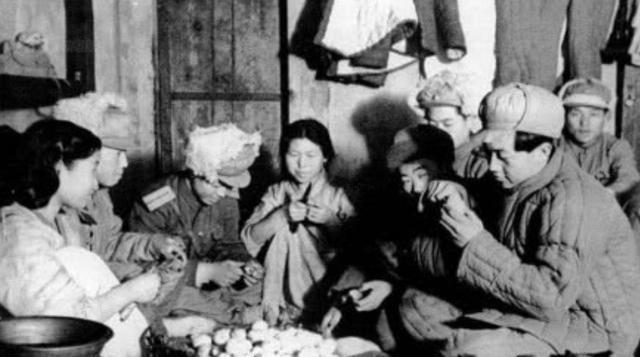 1952年朝鲜百姓向志愿军磕头,战士束手无策,跪地还礼