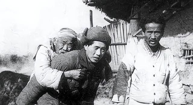 1952年朝鲜百姓向志愿军磕头,战士束手无策,跪地还礼