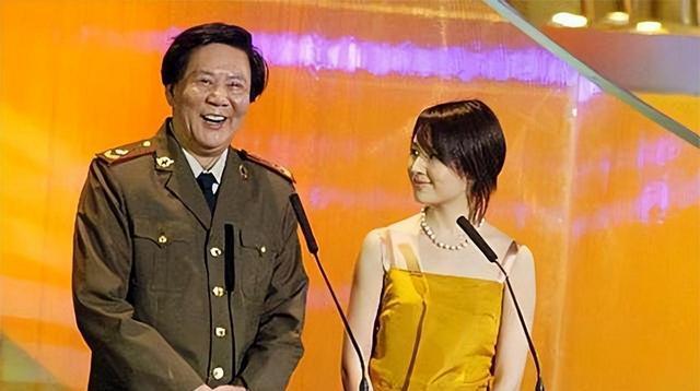 古月追悼会:挽联长达6米,女儿亲吻遗像,300名广州市民自发送行