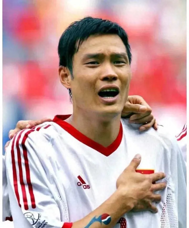 55岁范志毅脚穿拖鞋在英国旅游,小17岁妻子身材保持的相当好