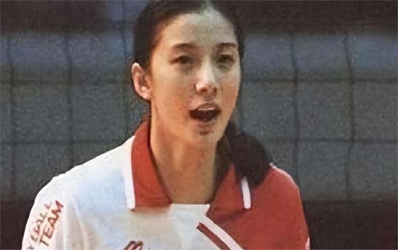 "叛徒"王怡戏耍郎平后叛逃出国,被女排除名,现在过得怎样