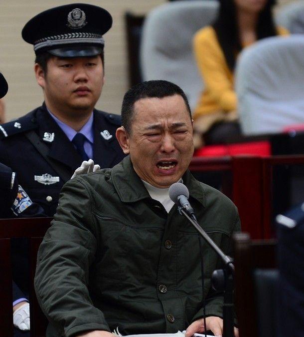 2015年,四川土皇帝刘汉被执行死刑,被拉进车里时,他满脸惊恐