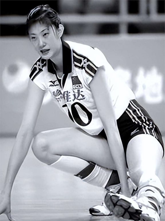 "叛徒"王怡戏耍郎平后叛逃出国,被女排除名,现在过得怎样