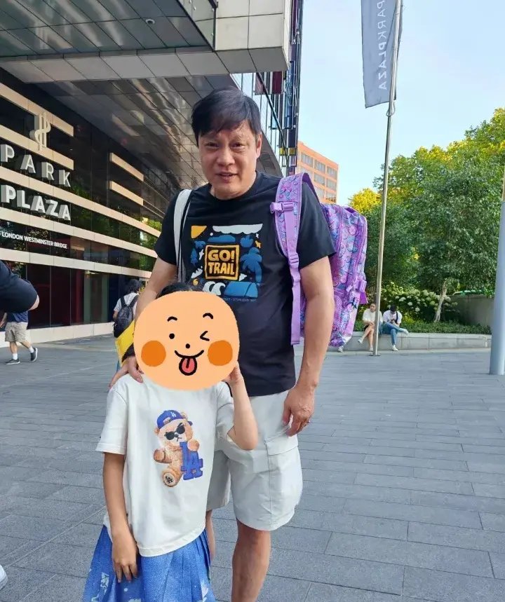 55岁范志毅脚穿拖鞋在英国旅游,小17岁妻子身材保持的相当好