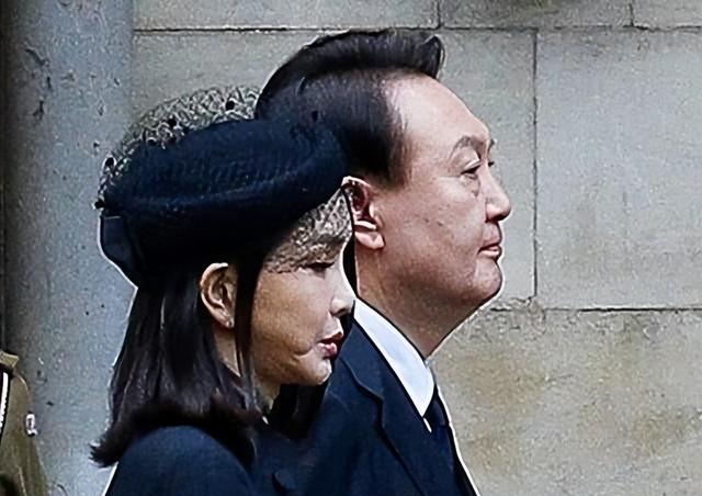 韩国第一夫人终于放大招啦!穿绿裙出席韩非晚宴美翻,撞脸刘晓庆