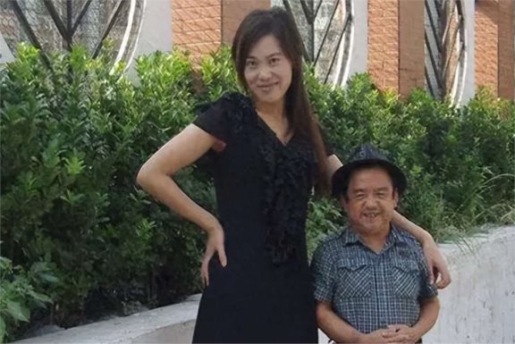 中国第一矮星陈三木:身高1米28却连娶四任老婆,容貌个个出众