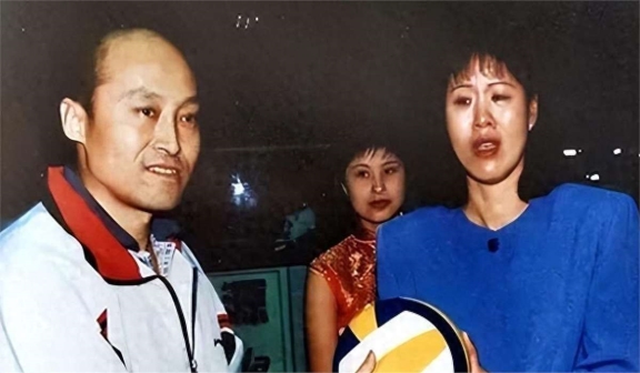 戏耍郎平,叛变投靠美国,女排叛徒王怡被除名,现在她下场如何?