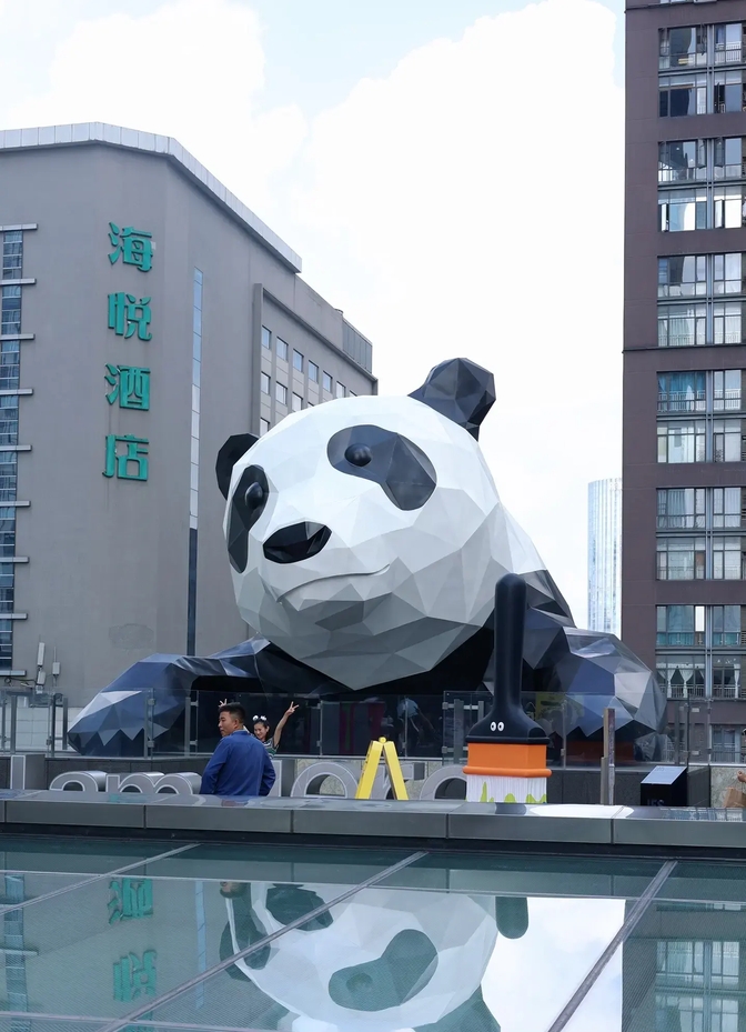 躺在屋顶上的大熊猫,麻辣美食,金沙文化,这就是成都!