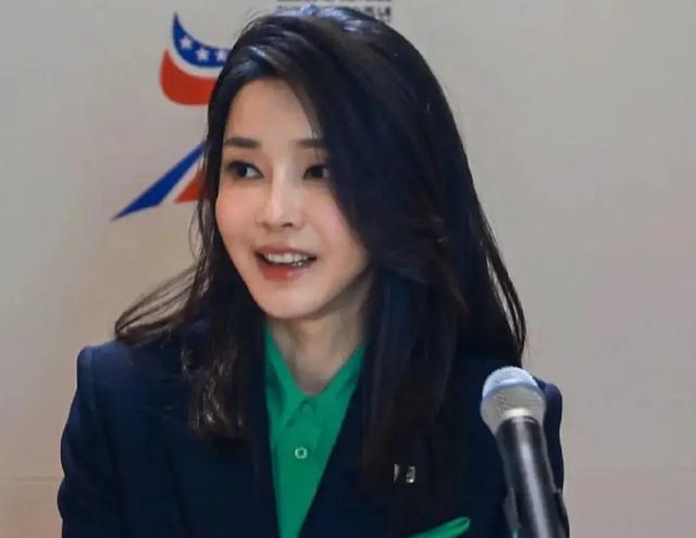 韩国第一夫人终于放大招啦!穿绿裙出席韩非晚宴美翻,撞脸刘晓庆