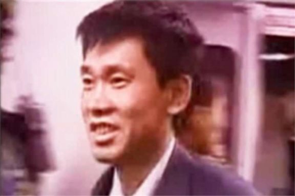 乔四的金牌打手,曾经叱咤风云,如今沦落为流浪汉靠拾荒维生