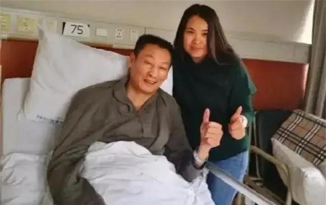 瘫痪4年男排郑亮近况:边直播边挣护工费,取名"正能亮"