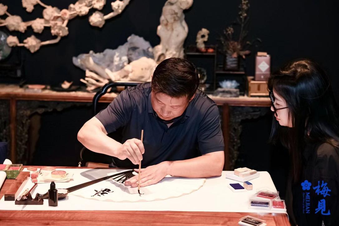 梅见携手著名书法家周晓东老师在北京玉空间举办扇酒雅集