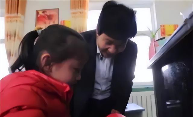 铁嘉欣:7岁女孩因一张笑脸走红,父母因此为她拒绝100万的签约