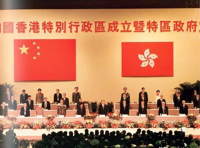 1997年香港回归前,英国每年从香港拿走上千亿,为何始终不承认