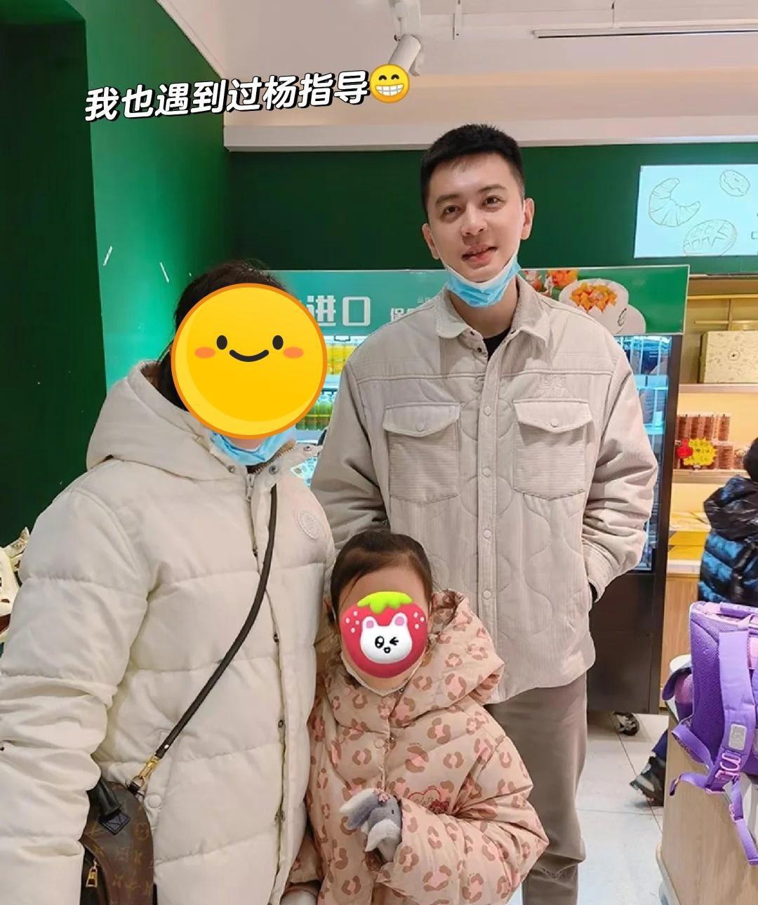 杨鸣离婚后与女儿被偶遇,10岁女儿身高一米七,女友思思博士毕业