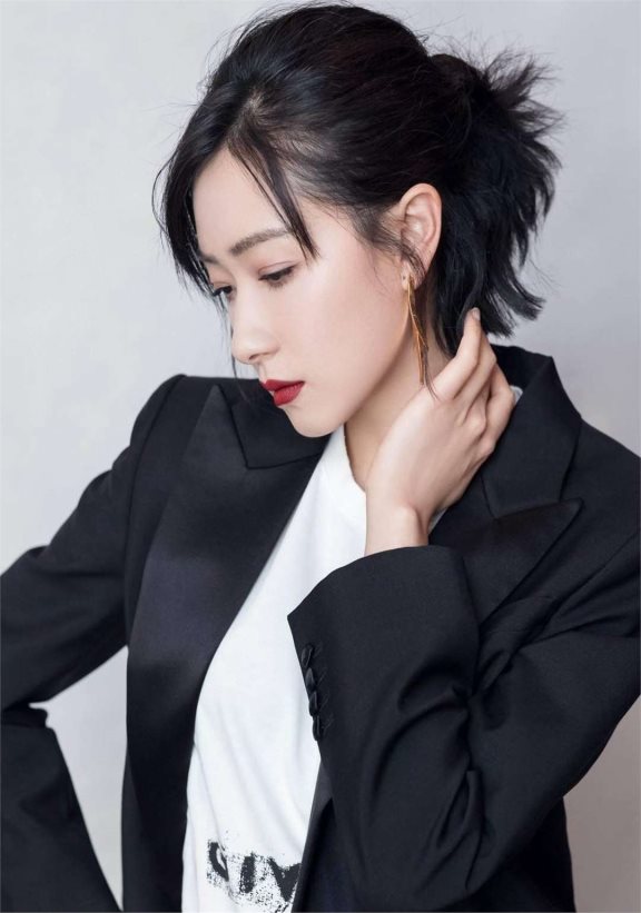 郭京飞的同学万茜,演戏多年未红,今靠综艺爆红,她经历了啥