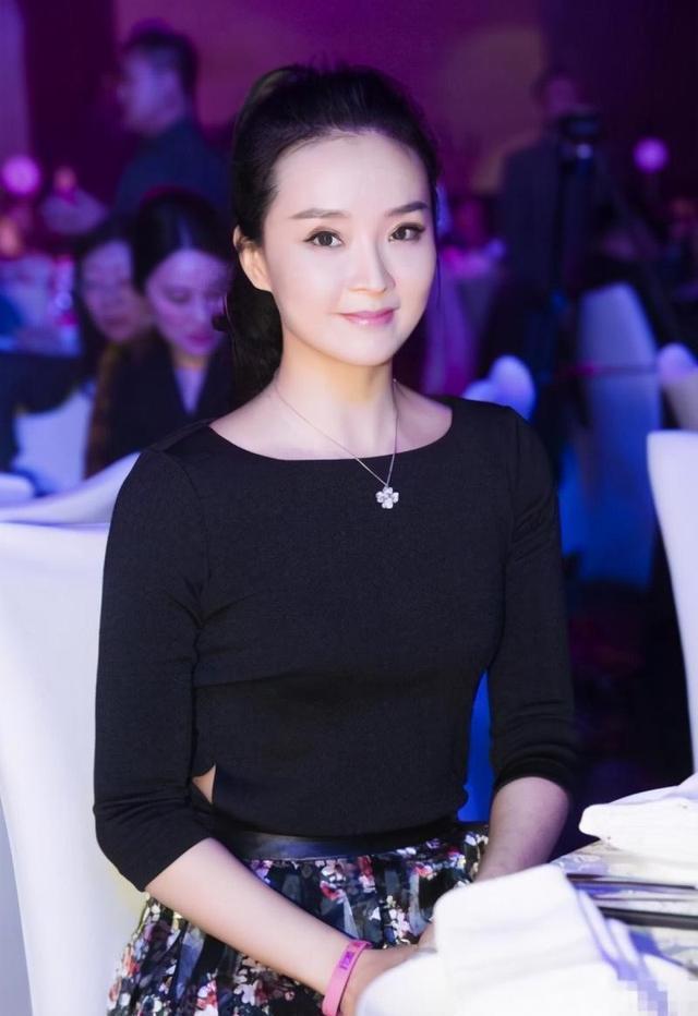 当红时退圈,伺候皇族婆婆洗脚,嫁入豪门23年的王艳真的幸福吗?