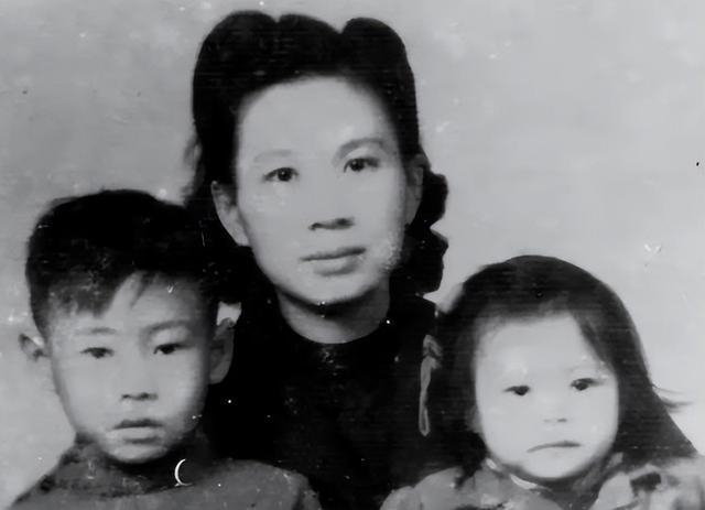 16年航母飞行员张超牺牲,女儿仅2岁,空姐妻子继承夫志应征入伍