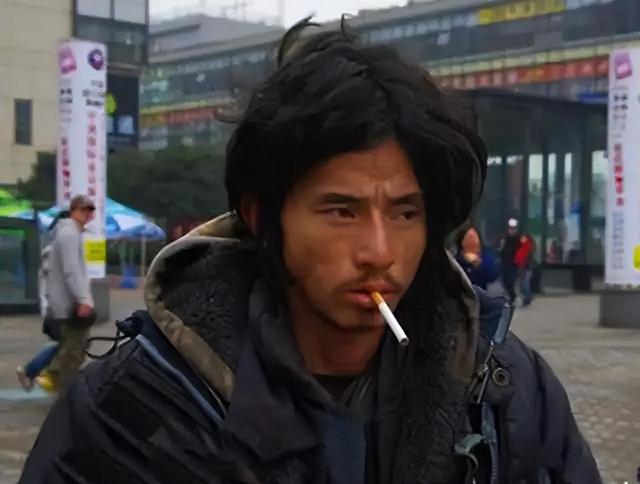 回顾:当年爆红网络的"犀利哥"后来过得怎样?弟弟为他盖一栋楼