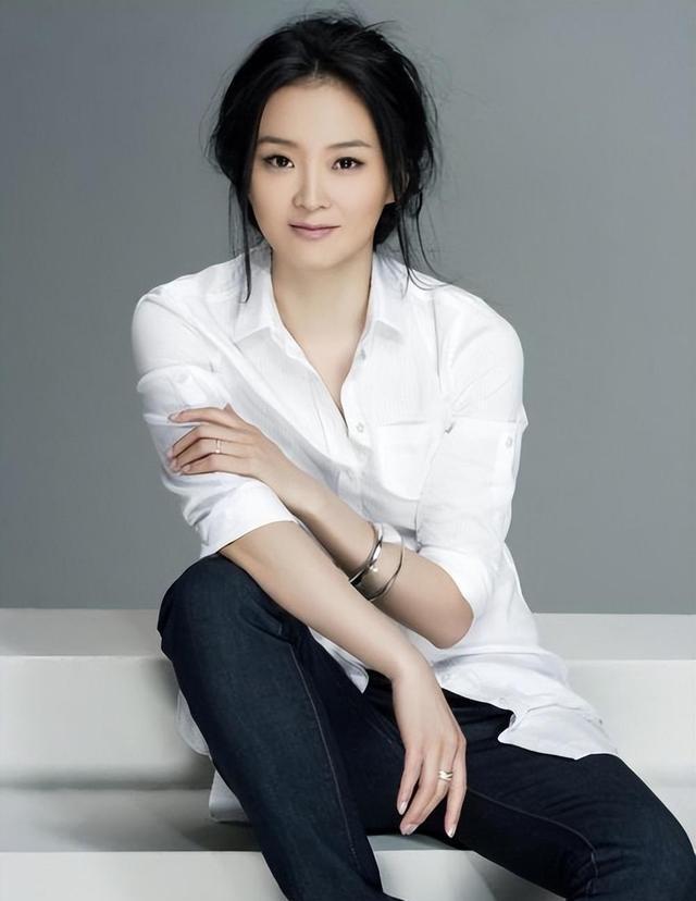 当红时退圈,伺候皇族婆婆洗脚,嫁入豪门23年的王艳真的幸福吗?