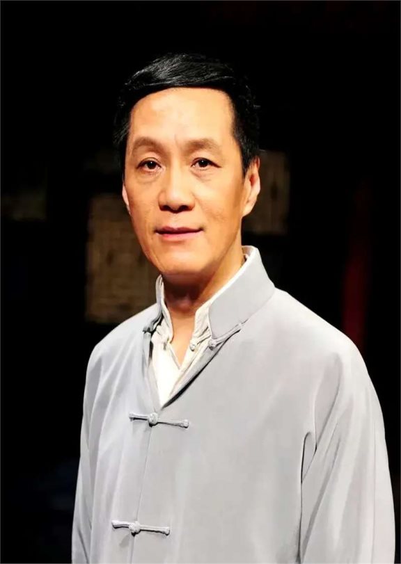 冯远征:娶大8岁的妻子,恩爱几十年丁克无儿无女,如今咋样了?