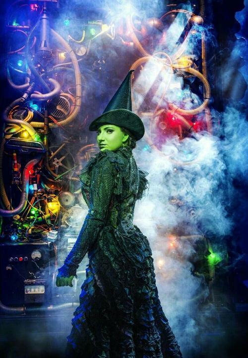 音乐剧《魔法坏女巫》中,对人物的塑造,展现出魅力与恶意的平衡