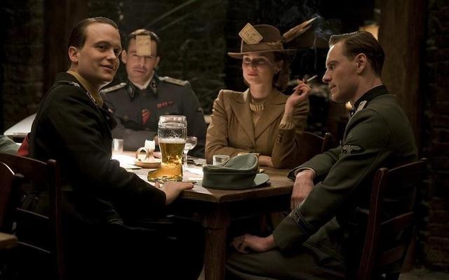 《无耻混蛋》,电影中对影片的特写镜头,如何表现空间的美感?