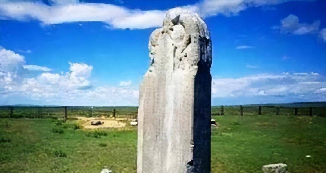 俄罗斯专家在库页岛挖出一块石碑,中国专家看后:丢尽了脸