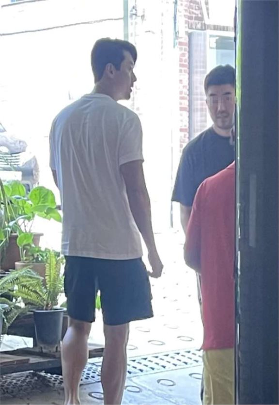 玄彬美容院被拍,穿拖鞋大裤衩接地气,男神肌肉线条明显很健壮