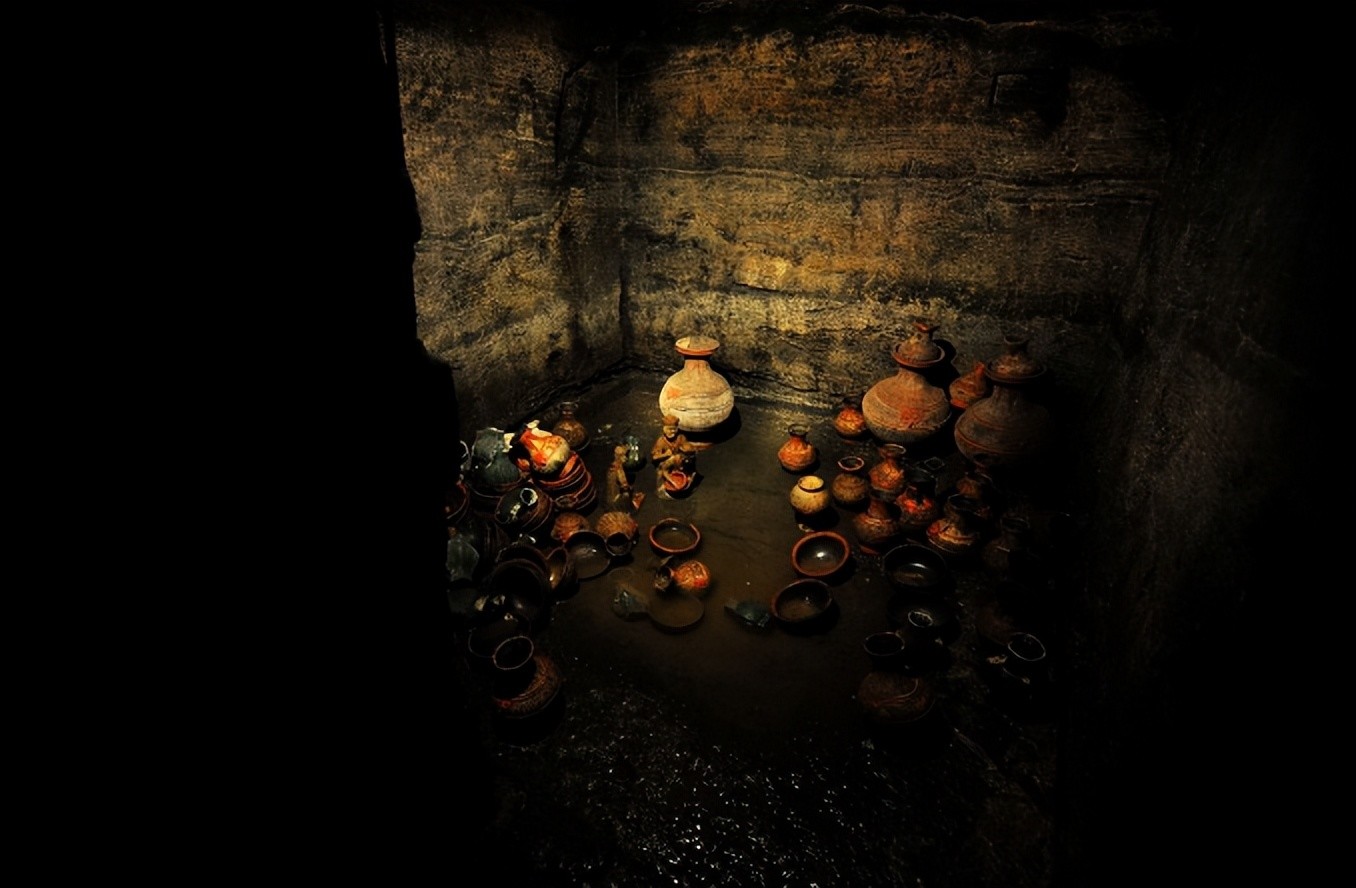 1999年,陕西蒲城发现高力士墓,墓内十分寒酸,陵墓被破坏严重